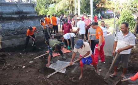 Pemkab Buleleng Gerakkan Ratusan Warga Bersihkan Material Banjir Bandang