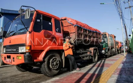 Antrean Truk Sampah 8 Km di TPST Bantargebang Imbas Longsor Zona 4A