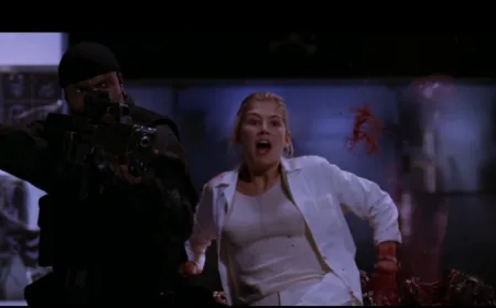 Sinopsis Film Doom 2005: Perjuangan Rosamund Pike Melawan Mutan di Mars