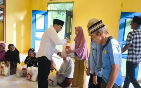 Partai Gerindra Gelar Bakti Sosial Bagikan Paket Sembako Rayakan HUT ke-18