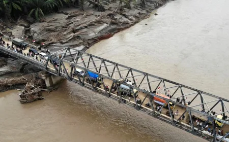 Warga Aceh Perbaiki Mandiri Jembatan Rusak Akibat Banjir dalam 2 Hari