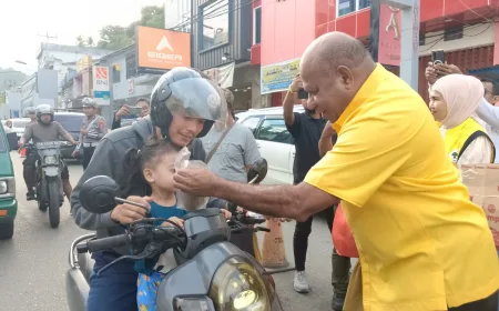 Golkar Papua Bagikan Takjil di Ramadhan 2026, Fakhiri Tegaskan Kepedulian Partai