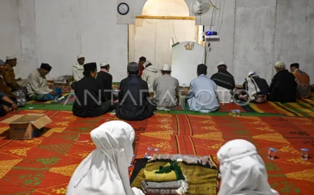 Iktikaf Warga Korban Banjir Bandang di Desa Tetingi Raih Lailatul Qadar di Masjid Darurat