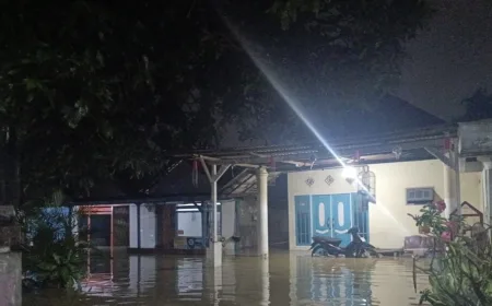 Banjir Driyorejo Gresik: 175 Rumah di Sumput Terendam, Motor Mogok di Jalan