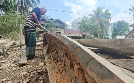 Penyintas Bencana Sekumur Manfaatkan Kayu Bekas Banjir untuk Bangun Perahu