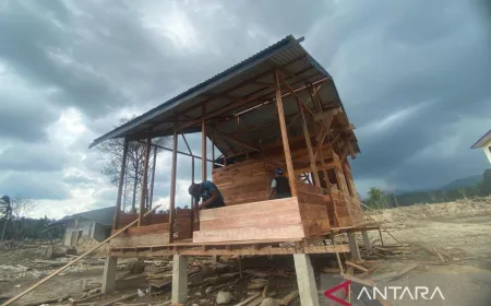 Warga Garoga Manfaatkan Kayu Sisa Banjir untuk Bangun Huntara Mandiri