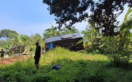 Bus Diduga Rem Blong Sebabkan Kecelakaan Beruntun di Depan DPRD Bandung Barat