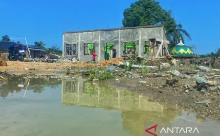 Upaya Gotong Royong Warga Perbaiki Masjid Ajaib Pasca Banjir Bandang Sumatera