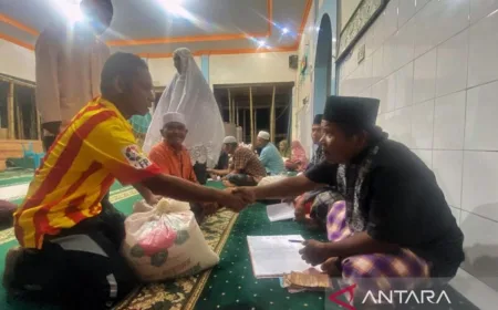 Penyintas Banjir Tapsel Tetap Antusias Bayar Zakat Fitrah di Masjid At-Taqwa