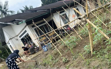 Penyintas Banjir Bandang Agam Kembali Bersihkan Rumah Sambut Lebaran