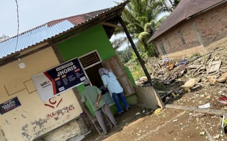 Penyintas Banjir Agam Tetap Buka Layanan Perbankan dari Sisa Rumah