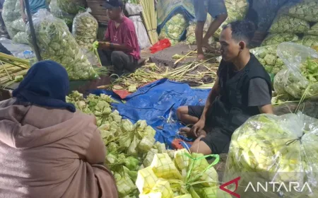 Jelang Lebaran 2026, Pedagang Kulit Ketupat di Palmerah Banjir Pesanan dan Harga Melonjak