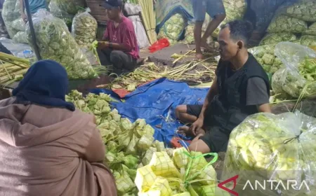 Kulit Ketupat di Palmerah Jakbar Banjir Pesanan Jelang Lebaran 2026