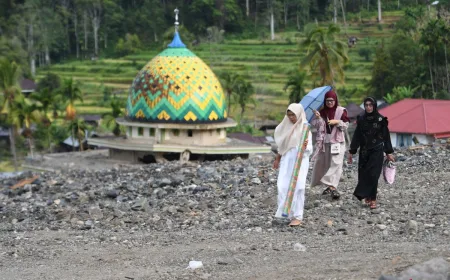 Shalat Idul Fitri di Agam: Warga Terdampak Banjir Bandang Tetap Khusyuk Beribadah