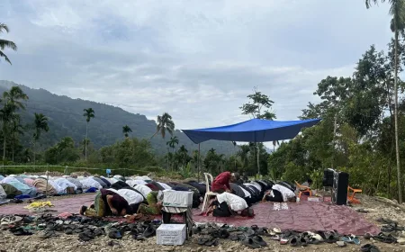 Khatibajak Warga Korban Bencana di Agam Usir Kesedihan Saat Lebaran 1447 H