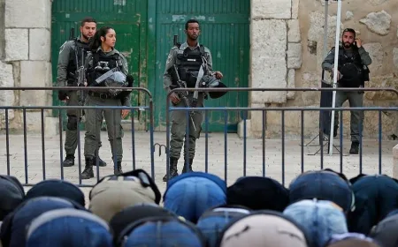 Masjid Al Aqsa Ditutup Israel, Ratusan Warga Palestina Salat Id di Jalanan