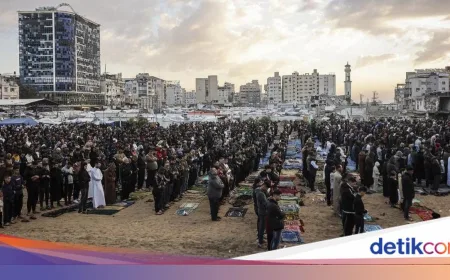 Warga Gaza Salat Idulfitri di Tengah Puing Gedung Hancur Akibat Serangan Israel