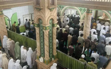 Salat Idulfitri di Masjid Raya Maninjau, Menyatu dengan Jejak Banjir Bandang Agam