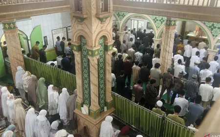 Salat Idul Fitri di Agam Tetap Khidmat Meski Jejak Banjir Masih Terlihat