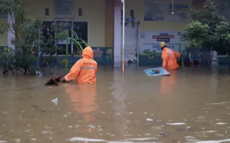 Banjir Pasir Lumpuhkan Jalan Mayjen Sukowati Magetan, Warga Diminta Waspada