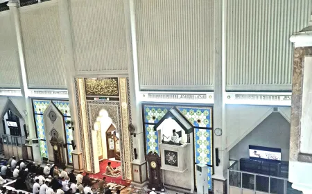 Salat Ied di Masjid Al Kautsar, Gubernur Sultra Ajak Perkuat Kepedulian Sosial Idul Fitri 1447 H