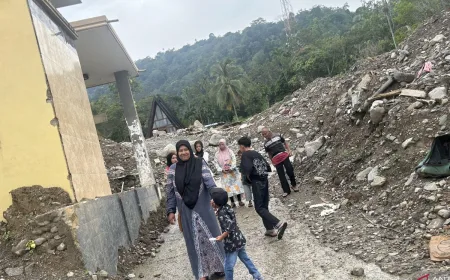 Warga Agam Jalani Perjalanan Berat Lewati Material Banjir Bandang Demi Silaturahmi Lebaran