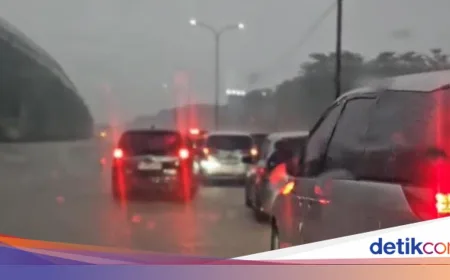 Macet Parah di Tol Jagorawi Arah Jakarta Akibat Genangan Banjir di KM 12