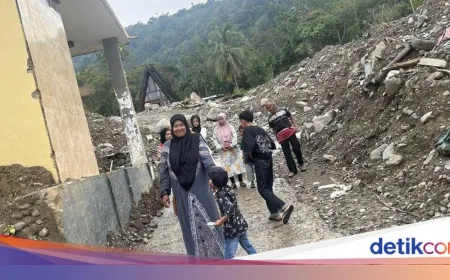 Warga Agam Melewati Sisa Banjir Bandang Demi Silaturahmi Lebaran 2026