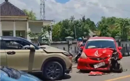 Kecelakaan 2 Mobil di Bojonegoro: 5 Orang Luka-Luka Akibat Tabrakan Berlawanan Arah