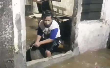Banjir Luapan Kali Ciliwung Rendam Permukiman Kramat Jati Akibat Hujan Deras