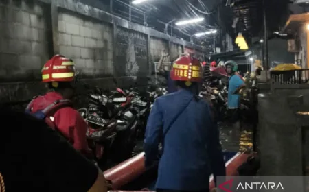 Evakuasi Dua Warga Sakit Saat Banjir 110 cm Rendam Pekayon Jaktim