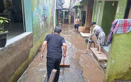 Warga Kebon Pala Bersihkan Lumpur Usai Banjir 125 cm Surut
