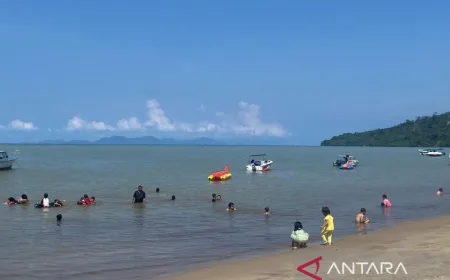 Jumlah Pengunjung Pantai Pandan Turun 50% Pascabanjir Saat Libur Lebaran 2026