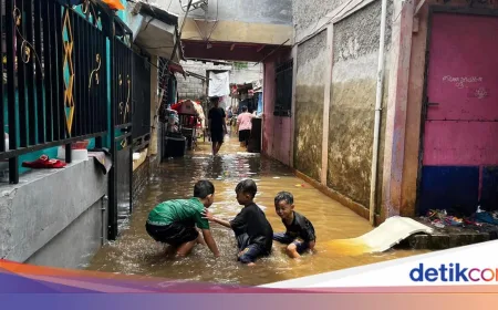 Banjir Hari Kedua Lebaran Melanda Ciracas Jakarta Timur, Warga Masih Berjuang