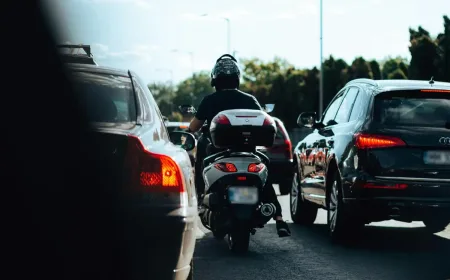 4 Tips Aman Berkendara Motor di Jalan Ramai Kendaraan Besar