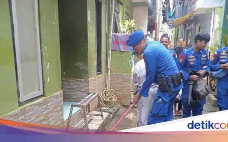 Polairud Polda Metro Bantu Bersihkan Lumpur Pasca Banjir di Kampung Melayu