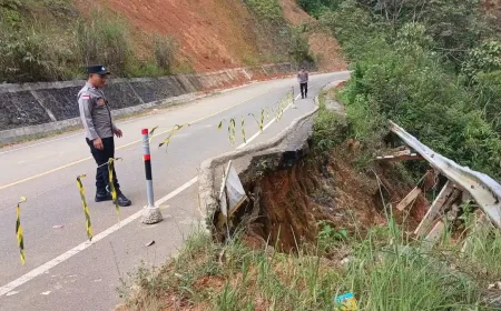 Polsek Linge Intensifkan Patroli dan Pasang Garis Polisi di Lokasi Jalan Amblas dan Longsor
