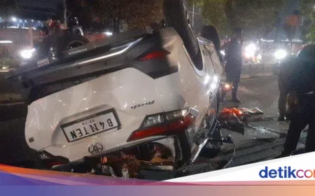 Kecelakaan Mobil Putih Terbalik di Depan Lapas Cipinang, Polisi Tangani