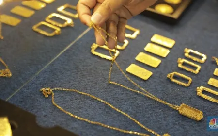 Harga Emas Antam Hari Ini Anjlok Rp50.000: Waktunya Borong atau Tunggu?