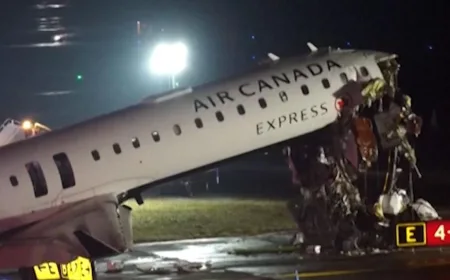Pesawat Air Canada Tabrak Truk Damkar di Bandara LaGuardia New York