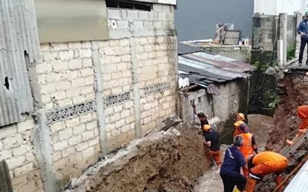 Turap Longsor di Kramat Jati: 50 Personel Gabungan Evakuasi Material dan Bangunan Terdampak