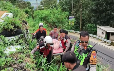 BREAKING NEWS : Kecelakaan Motor Yamaha NMax Pemudik Satu Keluarga di Jalur Cangar Pacet