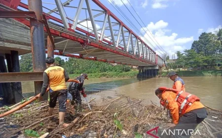 BPBD OKU Bersihkan Sampah di Sungai Ogan untuk Cegah Banjir Musim Hujan