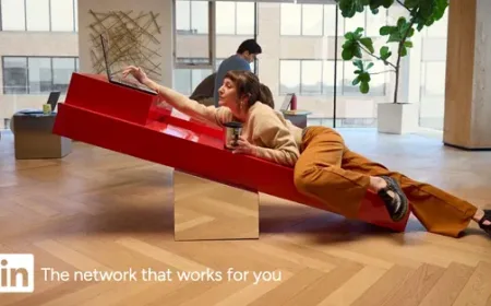 Kampanye Terbaru LinkedIn Ajak Profesional Marketing 'Cut the Bullspend'