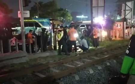Kecelakaan Pelintasan Jemurwonosari Surabaya: Pemotor Tewas Tertabrak Kereta Api