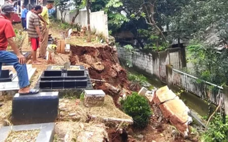 16 Makam di TPU Muara Benda Depok Longsor ke Kali Ciliwung, Jenazah Dievakuasi
