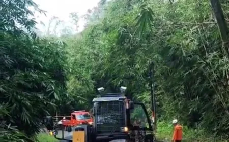 Polisi dan Tim Gabungan Sigap Buka Akses Jalan Garut–Sumedang Pasca Longsor
