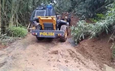 Longsor Tutup Akses Jalan Selaawi Gara-gara Hujan Deras di Garut