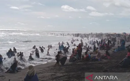 Satpol PP Selamatkan 6 Wisatawan dari Kecelakaan Laut di Pantai Selatan DIY