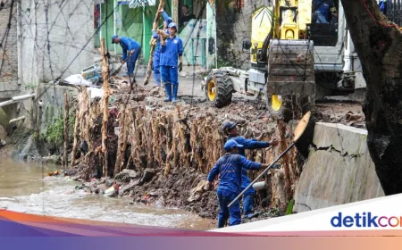 Penanganan Turap Longsor Kali Baru Dikebut dengan Bantuan Alat Berat Backhoe Spider